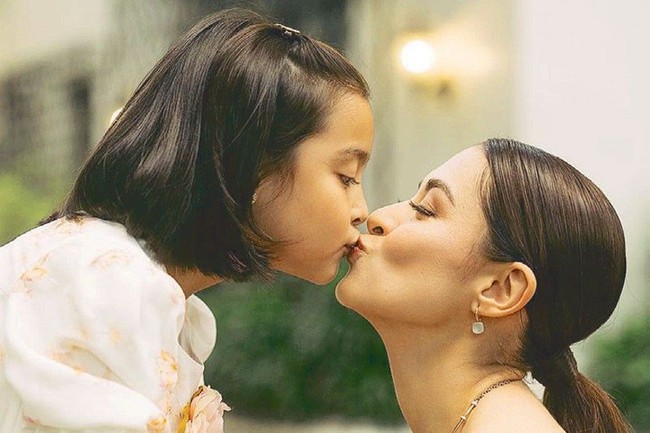 Điều gì xảy ra nếu cha mẹ có thói quen hôn lên môi con mình? - Ảnh 1.