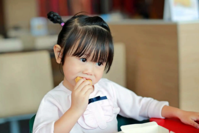 Trẻ ăn bao nhiêu cũng không tăng cân hoá ra có liên quan tới yếu tố này - Ảnh 1.