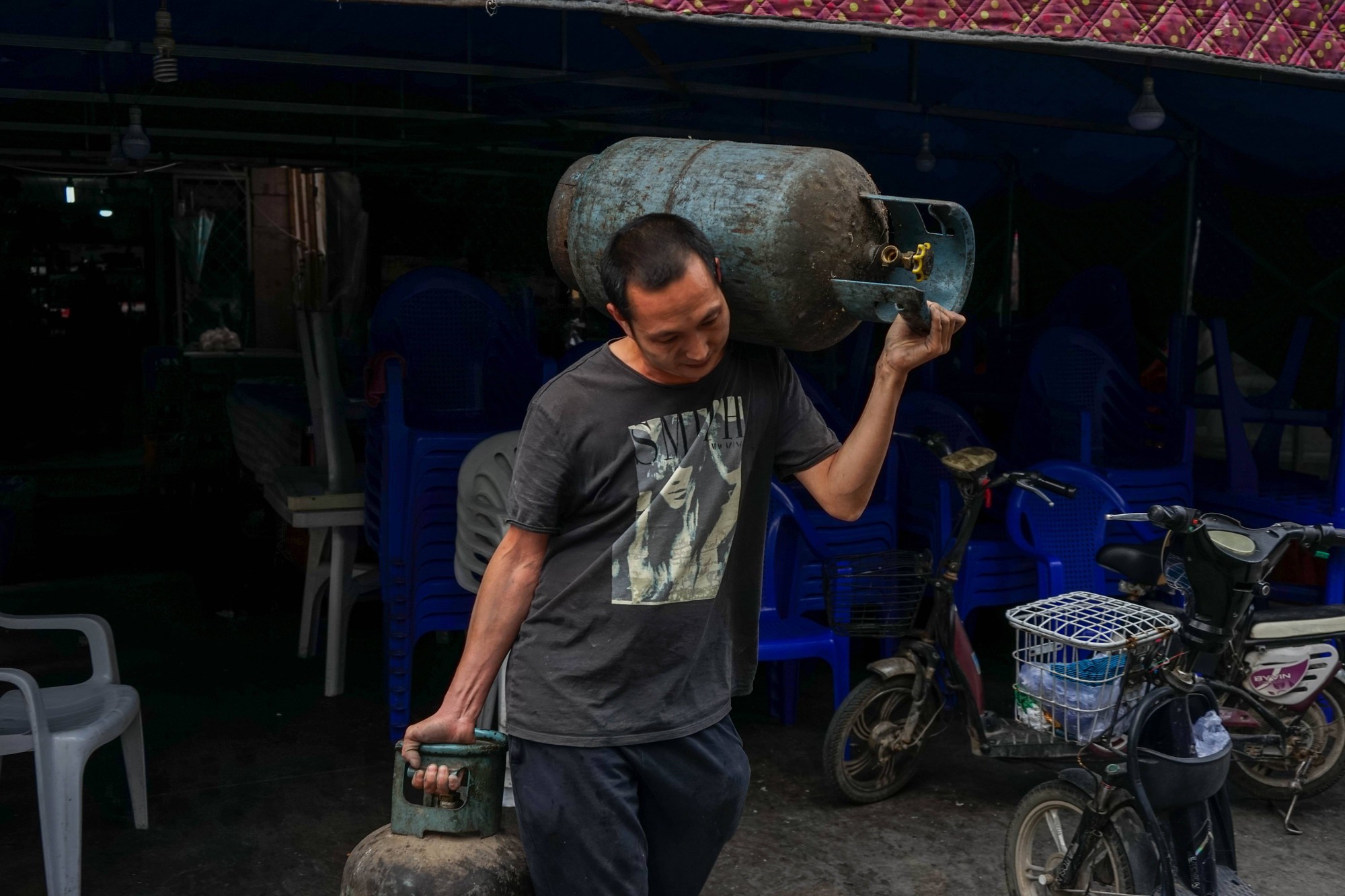 Bị chỉ trích vì không nhận bố mẹ ruột, nữ tiến sĩ kể lại cuộc đời sống với cha mẹ nuôi mới hiểu nguyên do - Ảnh 3.