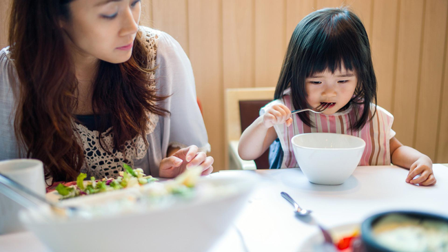 Được đi ăn buffet, cô bé thích thú lấy đồ đầy đĩa nhưng lại bỏ dở, người mẹ đã có hành động khiến mọi người vỗ tay tán thưởng - Ảnh 1.