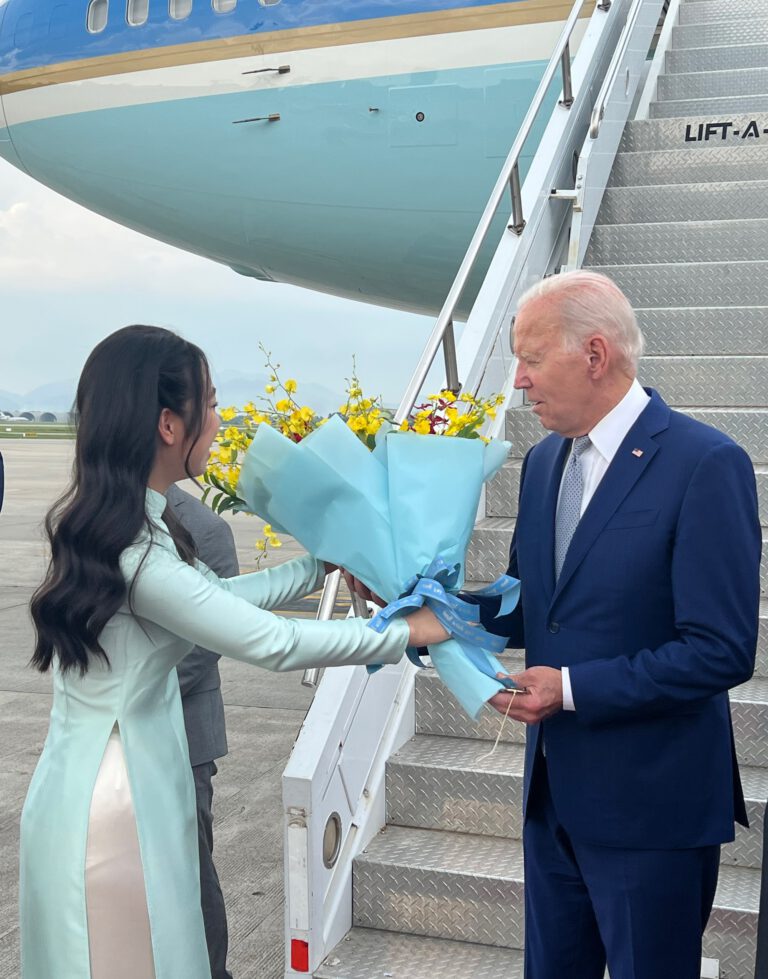 Nữ sinh được tặng hoa cho Tổng thống Mỹ Joe Biden chia sẻ những điều đã giúp ích cho em trong sự kiện quan trọng Ảnh 1.