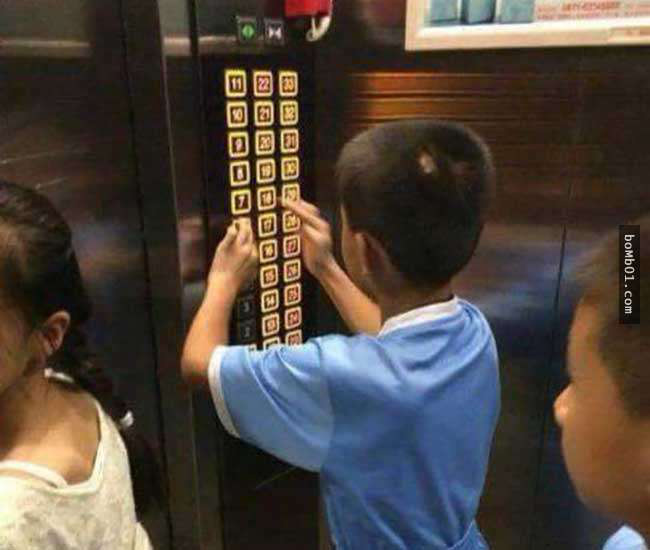 Con nghịch ngợm bấm hết các nút trong thang máy khiến mọi người tức giận, mẹ nói 1 câu khiến ai cũng dịu lại, còn động viên ngược đứa trẻ - Ảnh 2.