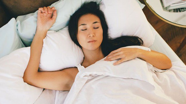 30 phút trước khi đi ngủ buổi tối: Phụ nữ nếu làm được 6 việc này đảm bảo bạn càng ngủ càng trẻ và đẹp hơn - Ảnh 1.
