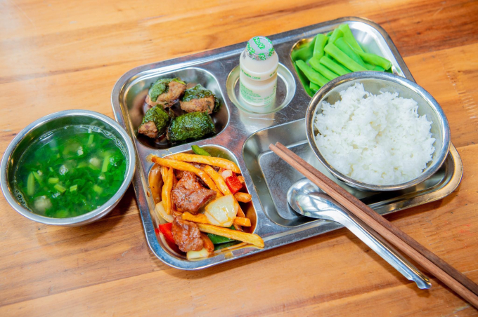 Một trường học ở Hà Nội &quot;gây bão&quot; vì bữa ăn quá chất lượng, bảo sao phụ huynh xếp hàng trắng đêm giành suất cho con vào lớp 1 - Ảnh 4.