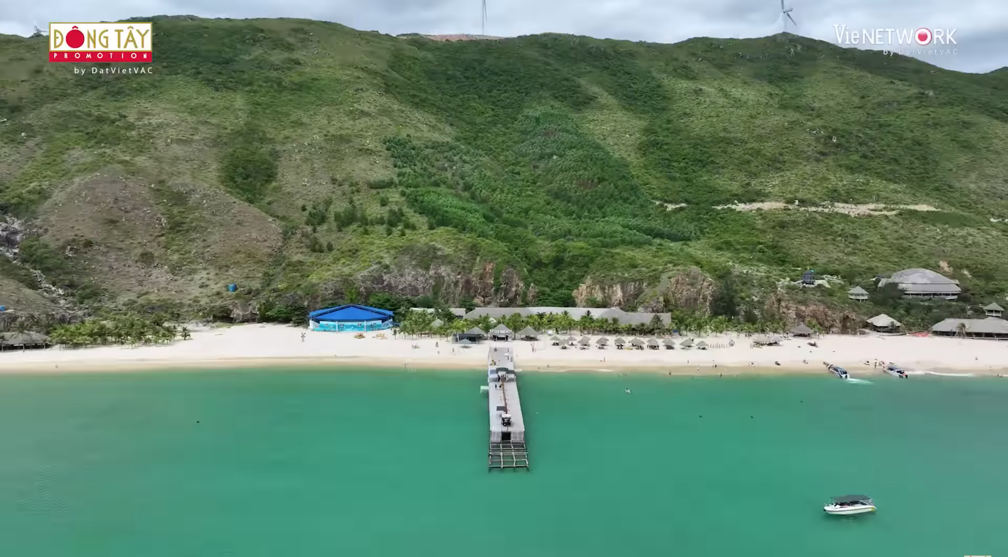 Bãi biển được ví như &quot;Maldives của Việt Nam&quot; xuất hiện trong 2 Ngày 1 Đêm: Choáng ngợp trước thiên nhiên hùng vĩ, vẻ đẹp lay động lòng người - Ảnh 1.