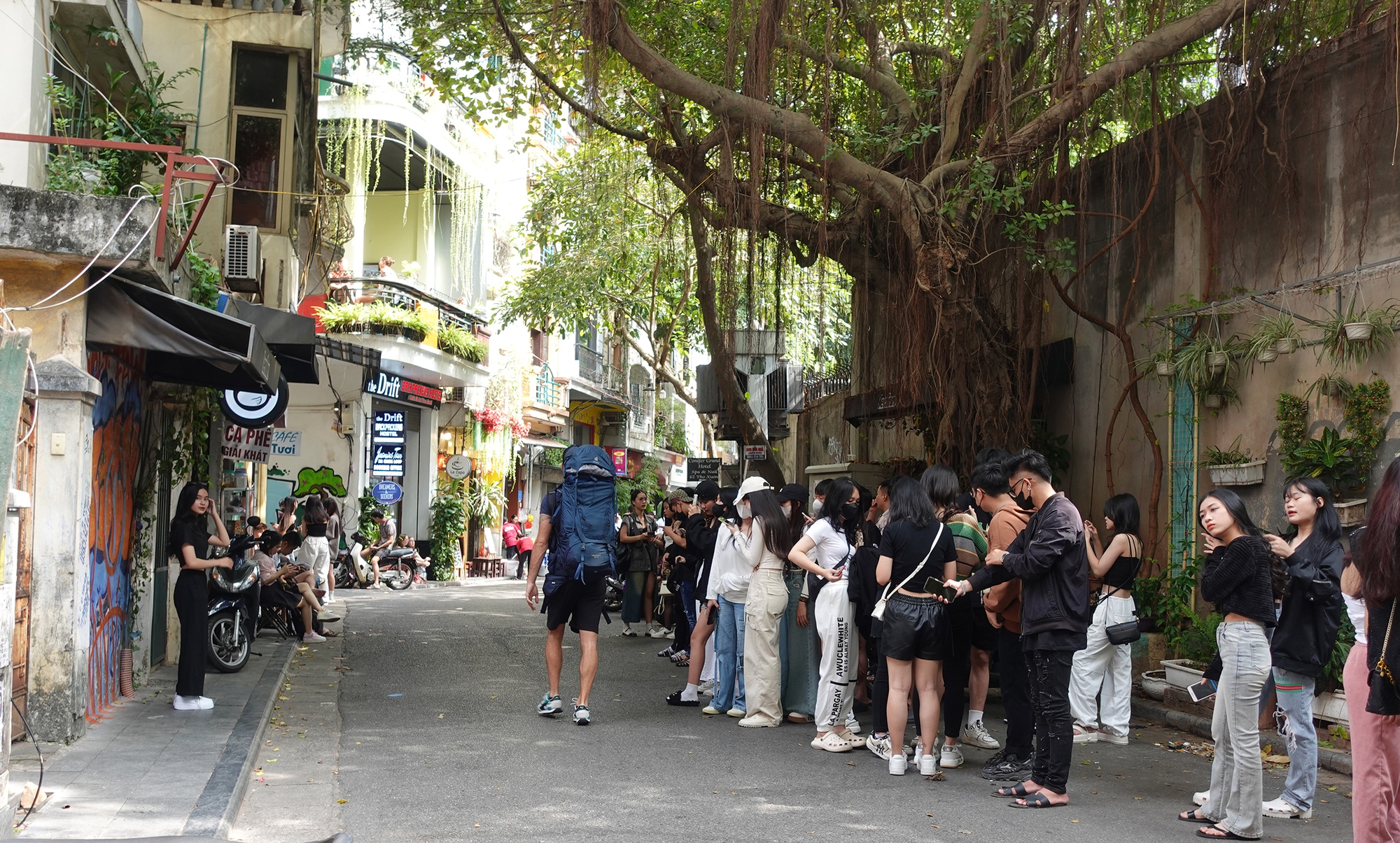 Hà Nội: Chen chân xếp hàng chỉ để chụp ảnh với 1... bức tường, tranh cãi vì vấn đề gây ùn tắc - Ảnh 4.