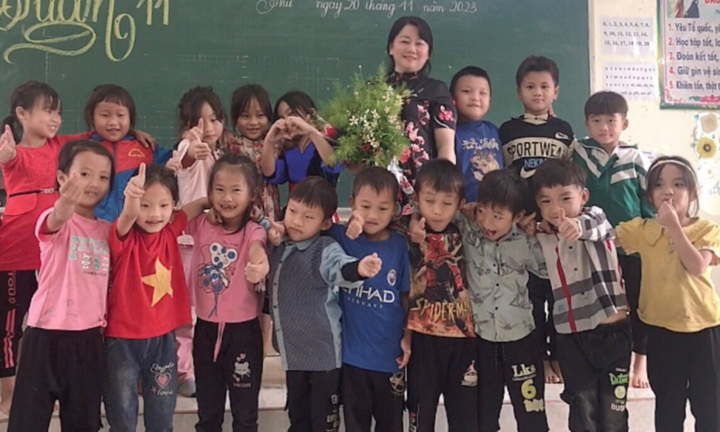 Học trò vùng cao tặng hoa rừng tri ân thầy cô ngày Nhà giáo Việt Nam - Ảnh 2.