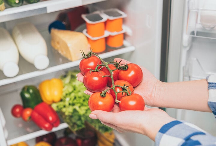 Những thực phẩm cho vào tủ lạnh sẽ mất chất hoặc sinh độc - Ảnh 2.