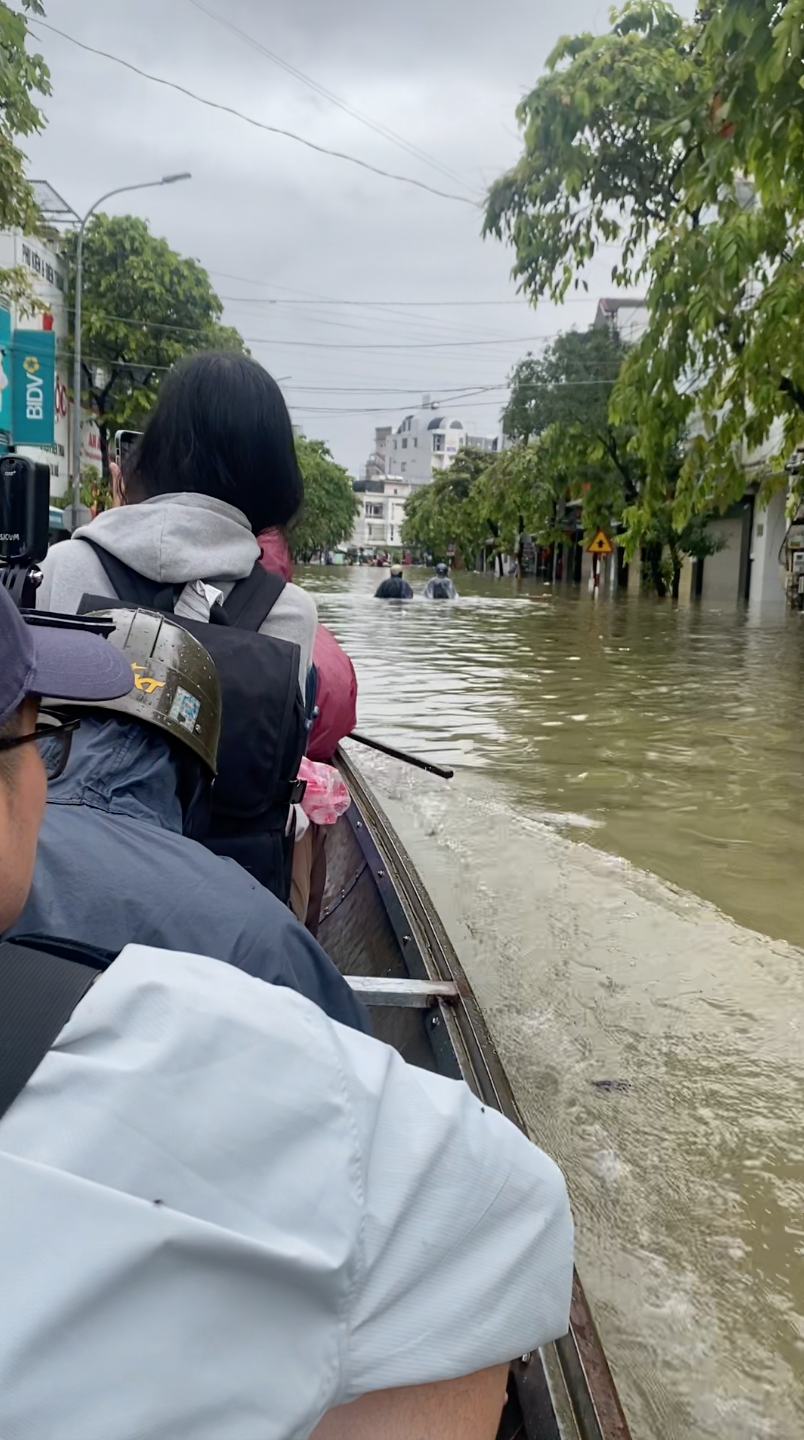 Đi du lịch Huế đúng ngày mưa lụt, cô gái có trải nghiệm "không bao giờ quên"- Ảnh 2.