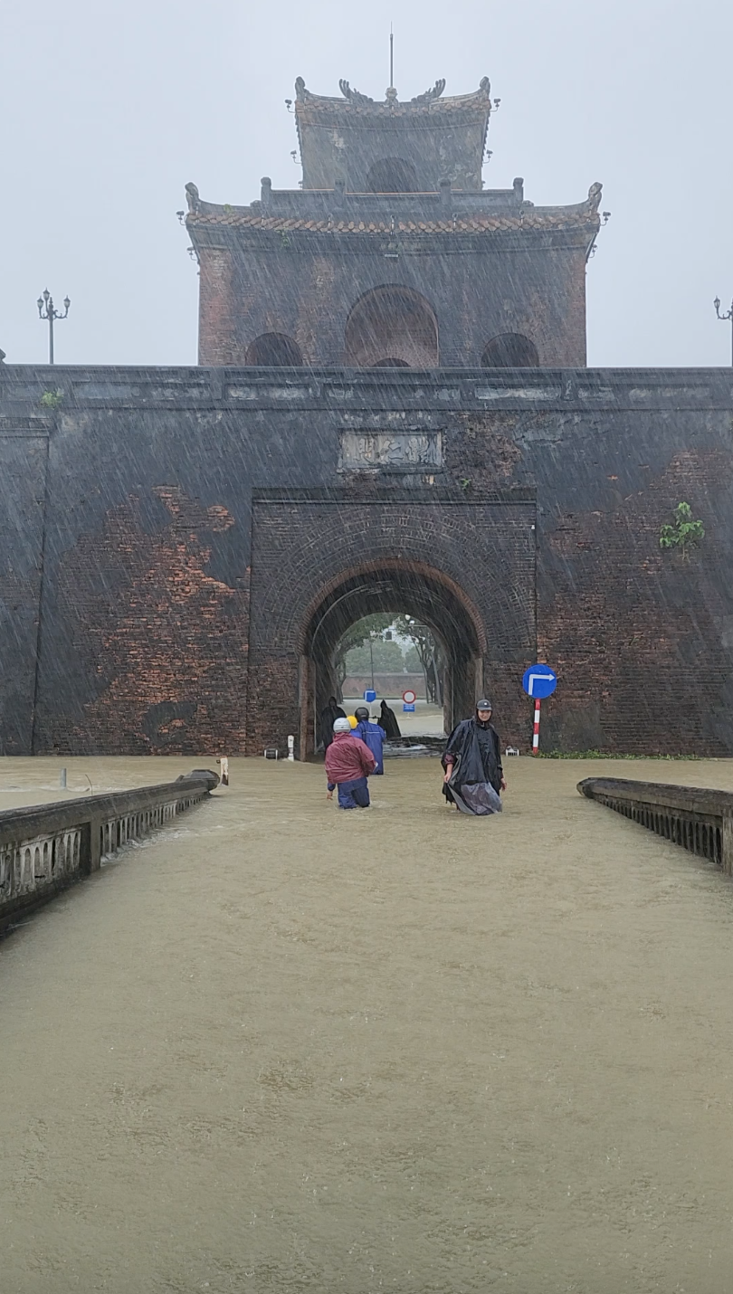 Đi du lịch Huế đúng ngày mưa lụt, cô gái có trải nghiệm "không bao giờ quên"- Ảnh 4.