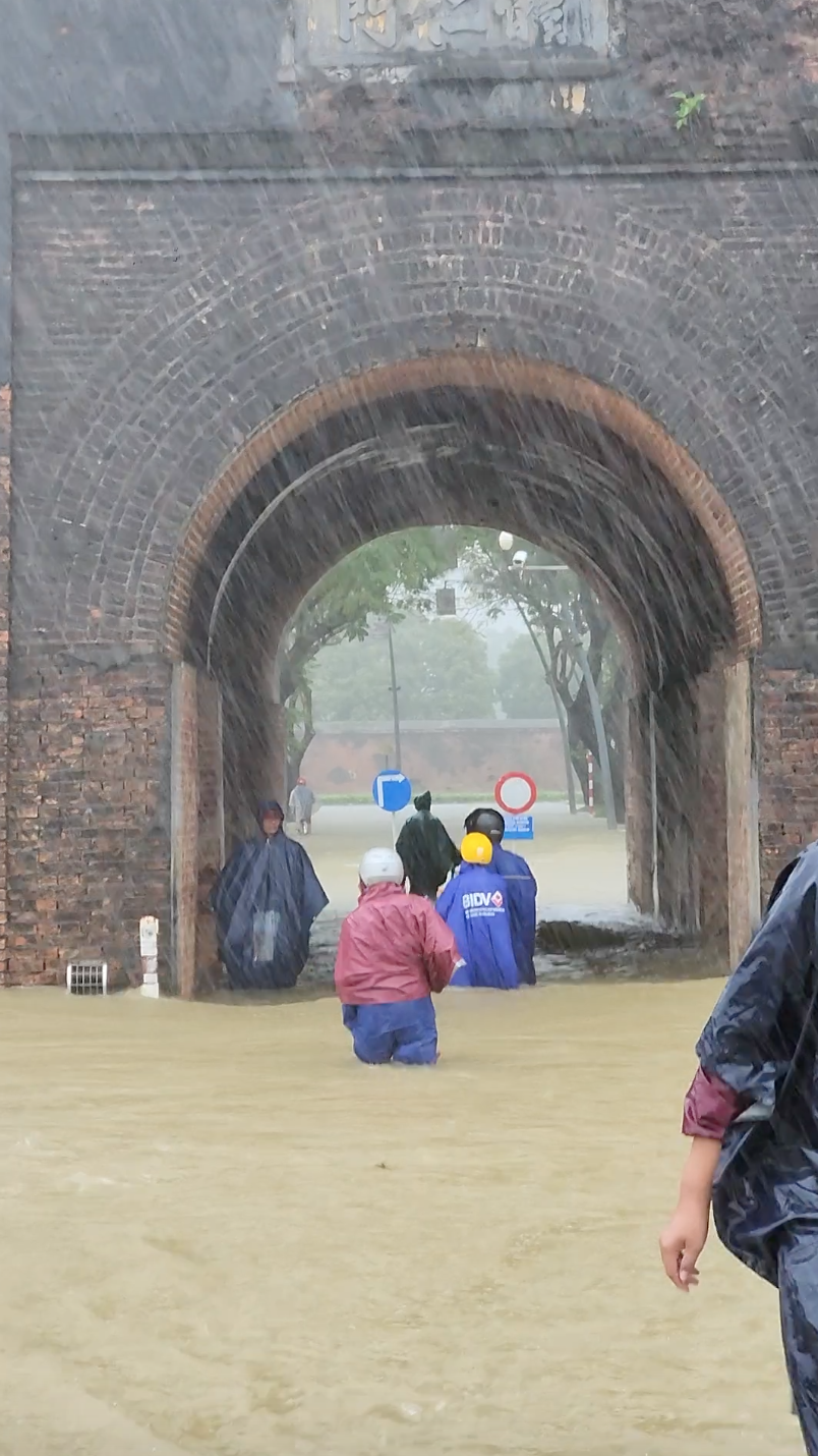 Đi du lịch Huế đúng ngày mưa lụt, cô gái có trải nghiệm "không bao giờ quên"- Ảnh 5.