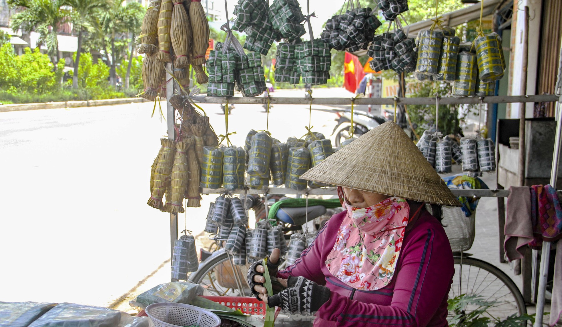 Bánh ít lá gai, nem chợ Huyện, chả ram tôm đất và rượu bầu đá Bình Định được vinh danh - Ảnh 2.