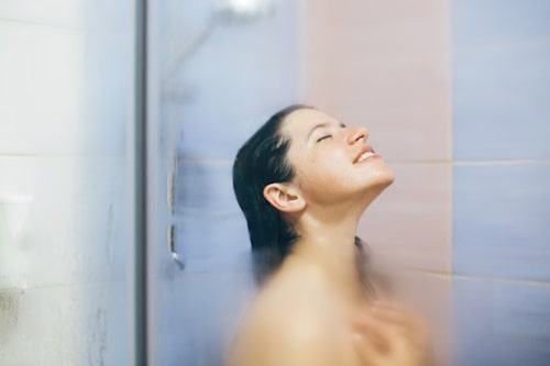 Một kiểu tắm trong mùa đông được rất nhiều người thích nhưng lại có hại cho da, tóc và cả huyết áp - Ảnh 1.