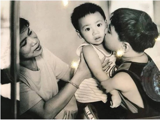 Bức ảnh cậu bé Quảng Trị với cánh tay không lành lặn bên mẹ và em trai &quot;viral&quot; MXH: Câu chuyện phía sau quá đáng tự hào - Ảnh 1.